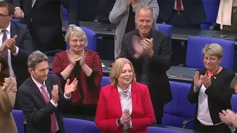 SPD-Politiker:innen beglückwünschen Bundestagspräsidentin Bärbel Bas (SPD)zu ihrer Wahl
