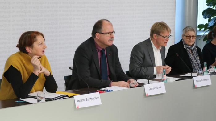 Stellten ihre Forderungen f&uuml;r das Jahr 2019 vor: Annelie Buntenbach, Stefan K&ouml;rzell, Reiner Hoffmann und Elke Hannack. - Bild: zwd