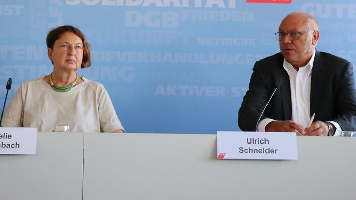 Stellvertretende DGB-Vorsitzende Annelie Buntenbach und Hauptgesch&auml;ftsf&uuml;hrer des Parit&auml;tischen Gesamtverbandes Ulrich Schneider - Bild: zwd