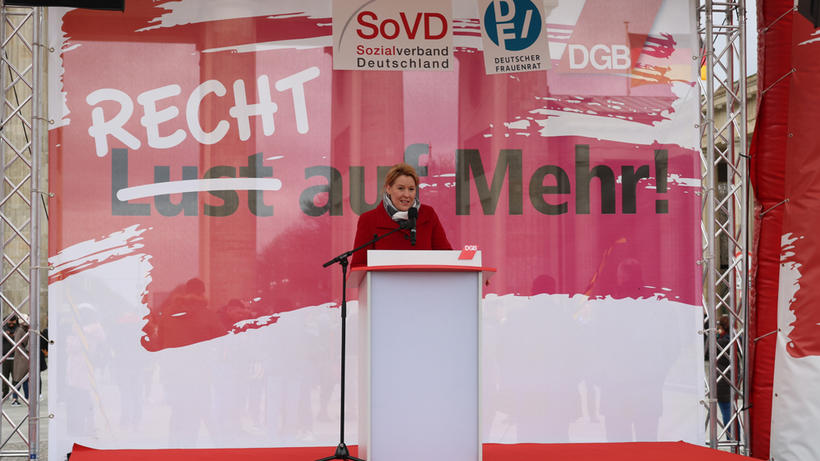 Bundesfamilienministerin Franziska Giffey (SPD) bei der Kundgebung des Deutschen Gewerkschaftsbundes, des Sozialverbands Deutschland e.V. und des Deutschen Frauenrates zum Equal Pay Day am 18. März 2019 vor dem Brandenburger Tor, Bild: zwd