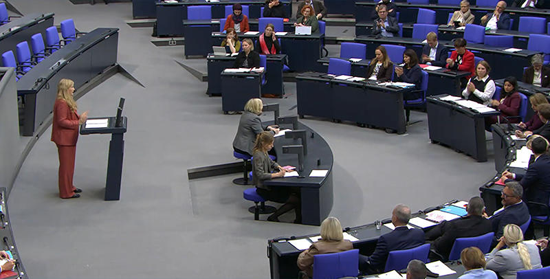 Am Redepult: Josephine Ortleb (SPD). Bild: Bundestag, Livestream