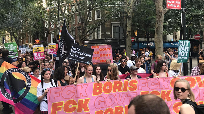 Die britischen Frauenstreikversammlung rief am 24. Juli, dem Tag der Ernennung Boris Johnsons zum neuen Premierminister zu Demonstrationen in London auf. Tausende Frauen und M&auml;nner beteiligten sich an den Protesten gegen Johnson und seine Politik. - Foto: twitter/fckboris