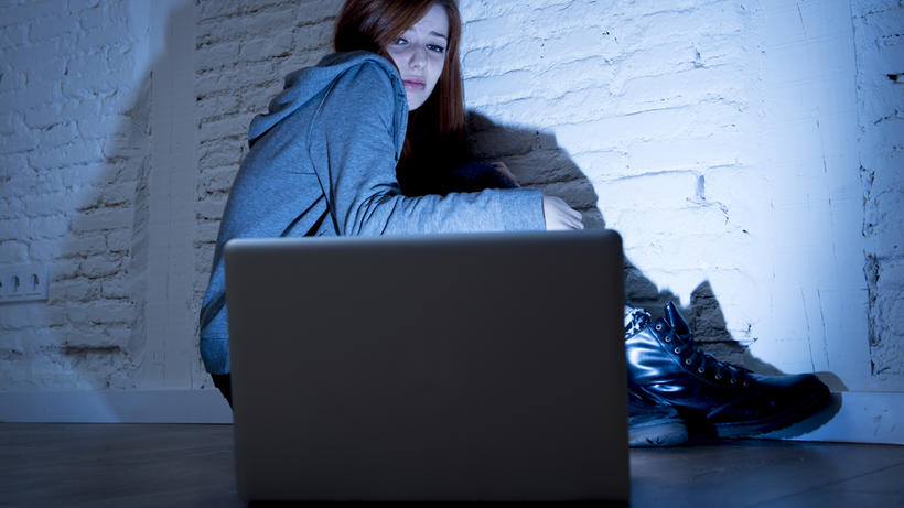 Immer mehr Frauen fallen böswilligen Attacken im Internet zum Opfer. - Bild: Fotolia