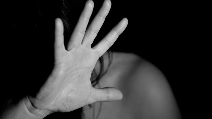 Elektronische Fußfesseln sollen gewaltbedrohte Frauen vor Tätern schützen. - Bild: PxHere