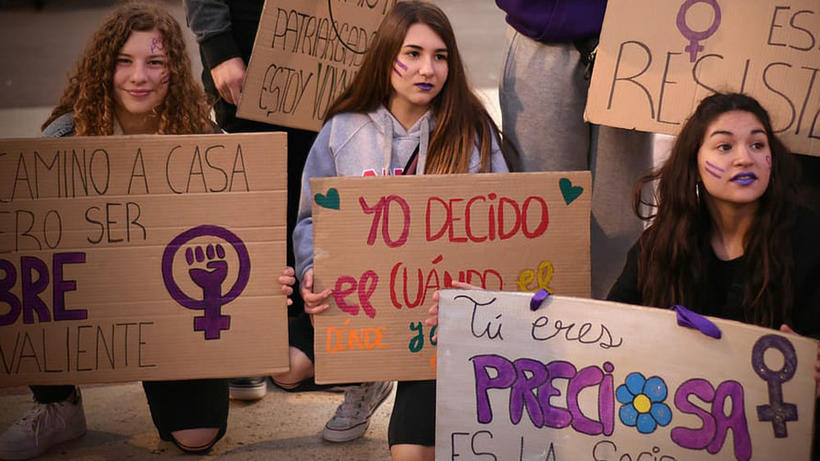Junge Frauen demonstrieren in Barcelona für Frauenrechte.. - Bild: pxfuel. 