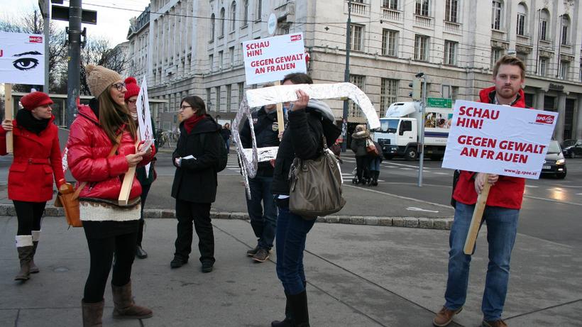 Viele Menschen zeigten Solidarität mit Betroffenen sexualisierte Gewalt. - Bild: flickr/ Junge Generation