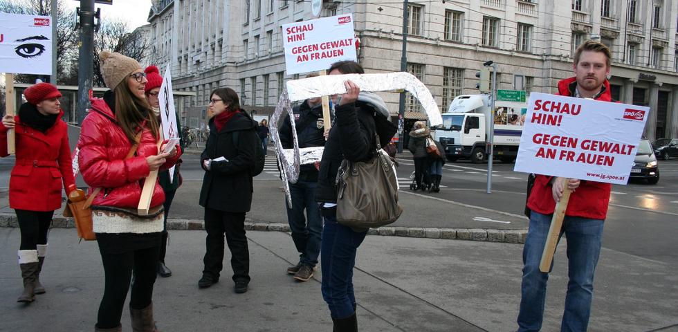 Viele Menschen zeigten Solidarit&auml;t mit Betroffenen sexualisierte Gewalt. - Bild: flickr/ Junge Generation