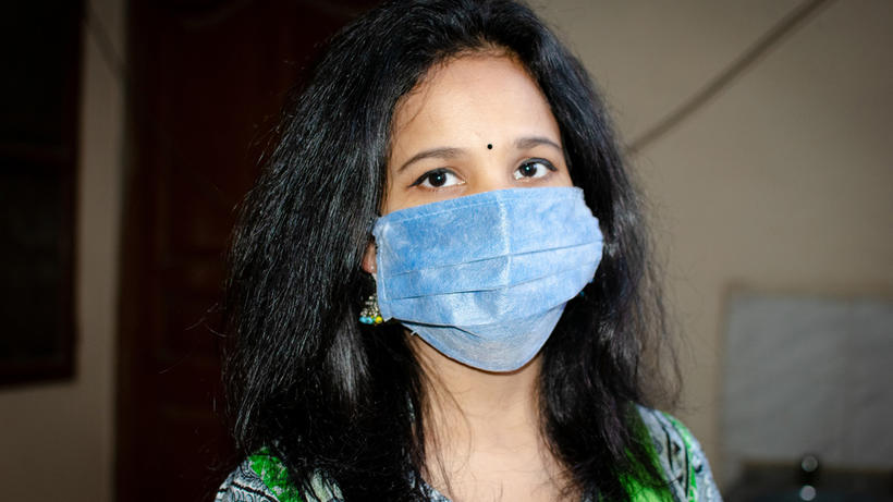 Frau mit Schutzmaske - Bild: Pixabay / Praveen Raj