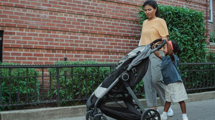 Kinderbetreuung, Teilzeit, Lohnl&uuml;cke erh&ouml;hen das Armutsrisiko von Frauen. - Bild: pexels/ Kamaji Ogino