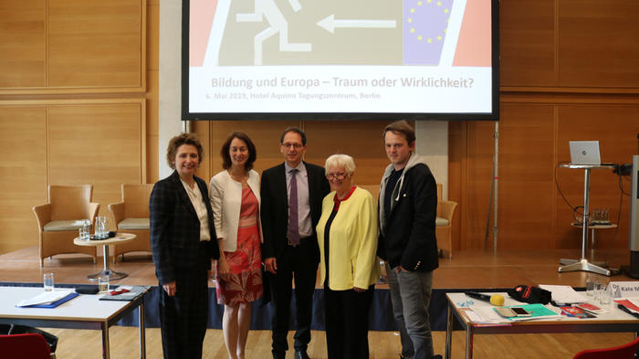 GEW-Vize Andreas Keller (Mitte) mit den Europakandidat*innen Nicola Beer (FDP), Katarina Barley (SPD), Martina Michels (Linke) und Erik Marquardt (Grüne, v.l.n.r.) auf der GEW-Fachtagung. - Bild: zwd