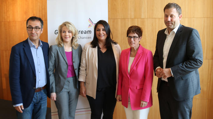 Stellten die Initiative im Haus der Commerzbank neben dem Brandenburger Tor vor: Cem Özdemir (MdB, Grüne), FDP-Generalsekretärin Linda Teuteberg, Gründerin Düzen Tekkal, CDU-Vorsitzende Annegret Kramp-Karrenbauer und SPD-Generalsekretär Lars Klingbeil (v.l.n.r.). - Bild: zwd
