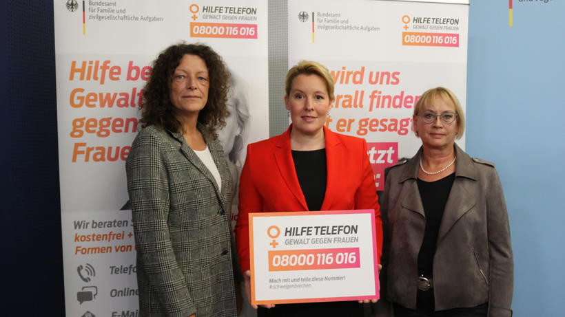 Petra Söchting (Leiterin des Hilfetelefons), Bundesfrauenministerin Franziska Giffey (SPD) und die Bochumer Gleichstellungsbeauftragte Regina Czajka (v.l.n.r.). - Bild: zwd