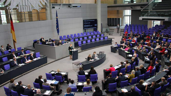 Mitinitiatorin des Starke-Familien-Gesetzes, Bundesfamilienministerin Giffey (SPD), vor dem Bundestag. Bild: zwd Archiv