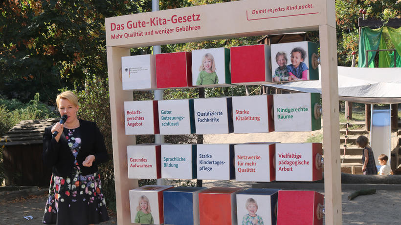 Stellte das neue Gesetz in einer Kita in Berlin-Mitte vor: Bundesfamilienministerin Franziska Giffey (SPD). - Bild: zwd