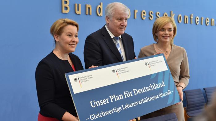 Stellten die Ergebnisse der Arbeit der Kommission "Gleichwertige Lebensverhältnisse" vor: Die Bundesminister*innen Franziska Giffey (Familie und Frauen, SPD), Horst Seehofer (Inneres und Heimat, CSU) und Julia Klöckner (Landwirtschaft, CDU, v.l.n.r.). - Bild: BMFSFJ