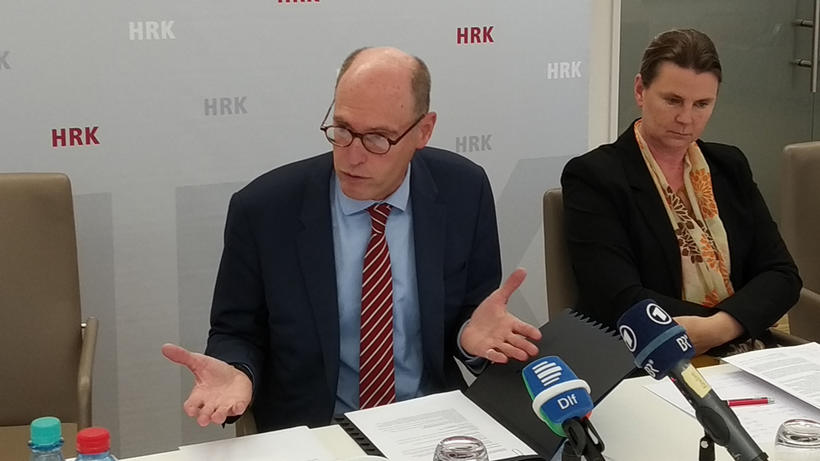HRK-Präsident Prof. Peter-André Alt und Prof.´in Petra Maier. - Bild: zwd