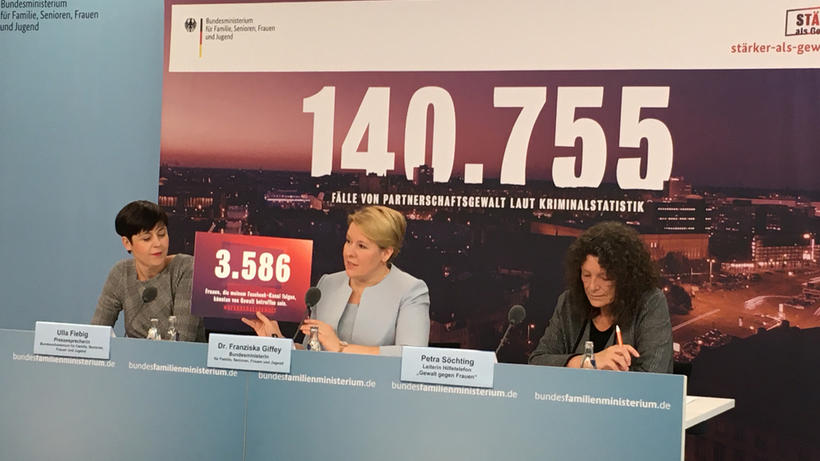 Bundesfrauenministerin Franziska Giffey (Mitte) präsentiert die BKA-Statistik im BMFSFJ. - Bild: zwd