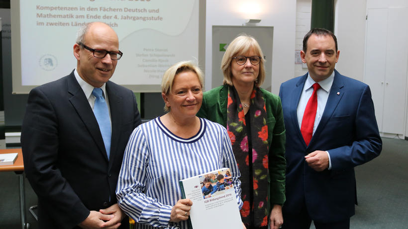 Hamburgs Schulsenator Ties Rabe (SPD), KMK-Präsidentin Susanne Eisenmann (CDU), Studienleiterin Prof.´in Petra Stanat und Hessens Wissenschaftsminister Prof. Alexander Lorz (CDU, v.l.n.r.) - Bild: zwd