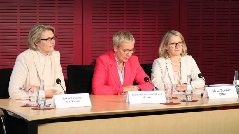 Stellten die neuen Pakte im Bundesratsgebäude vor: Anja Karliczek (CDU, stellvertr. GWK-Vorsitzende), Prof.´in Eva Quante-Brandt (SPD, GWK-Vorsitzende) und GWK-Generalsekretärin Inga Schäfer. - Bild: zwd