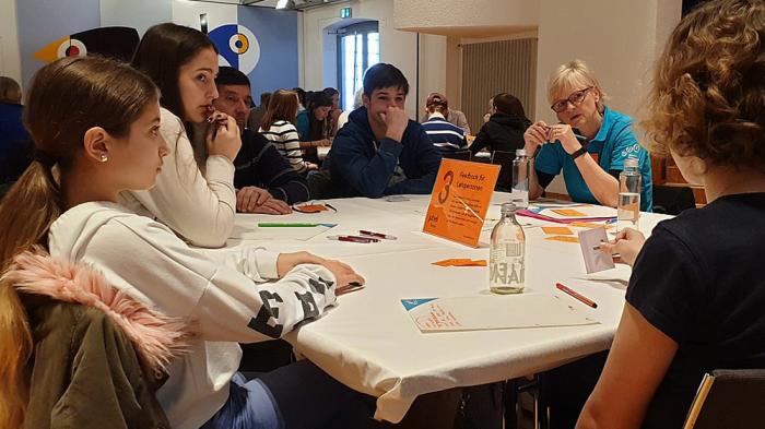 Demokratische Bildung wird in der Krise vielfach vernachl&auml;ssigt. - Bild: Wikimedia.org / Wikil&auml;nder