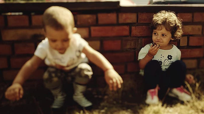 Kinder brauchen das Spielen im Freien. - Bild: Wallpaper Flare