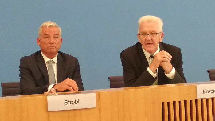Will gegen die geplante GG-Änderung stimmen: Baden-Württembergs Ministerpräsident Winfried Kretschmann (Grüne). Links Landesinnenminister Thomas Strobl (CDU). - Bild: zwd