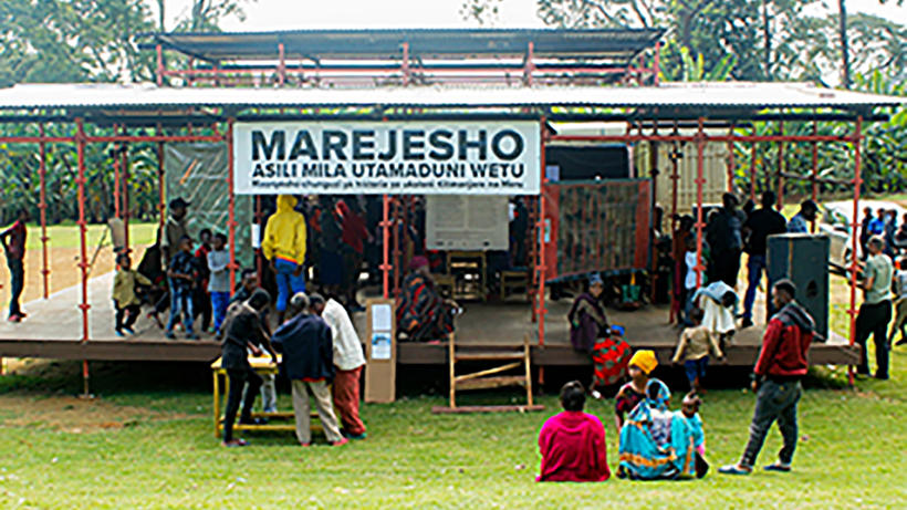 Die Marejesho-Ausstellung traf in Tansania auf großes Interesse. - Bild. Flinn Works/ Konradin Kunze