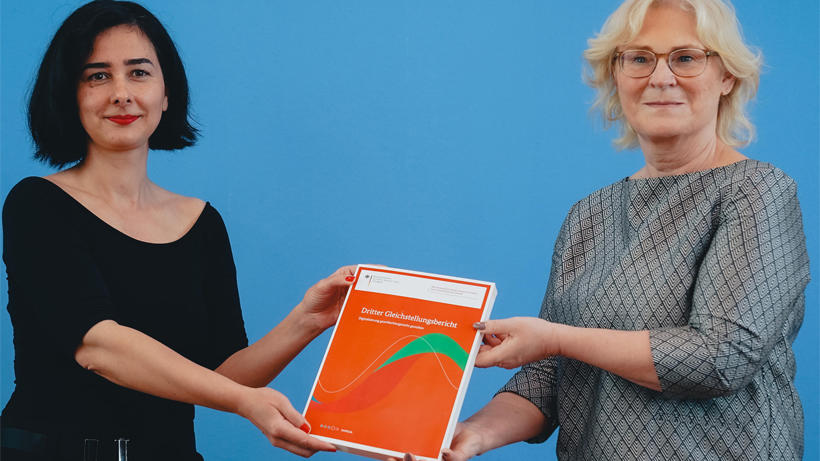 Bundesfrauenministerin Christine Lambrecht (rechts) und die Professorin Aysel Yollu-Tok stellen in Berlin den Dritten Gleichstellungsbericht vor (Bildquelle: BMFSFJ/eventfotografen/Jens Ahner)