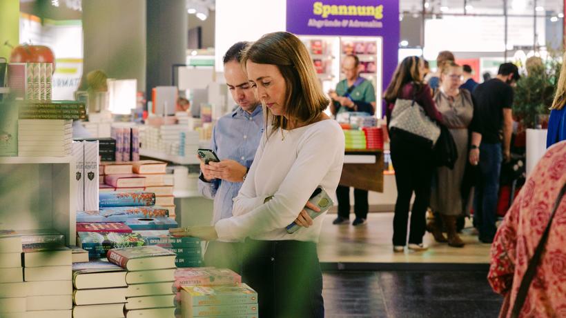Besucher:innen am Eröffnungstag der Frankfurter Buchmesse. - Bild: FBM
