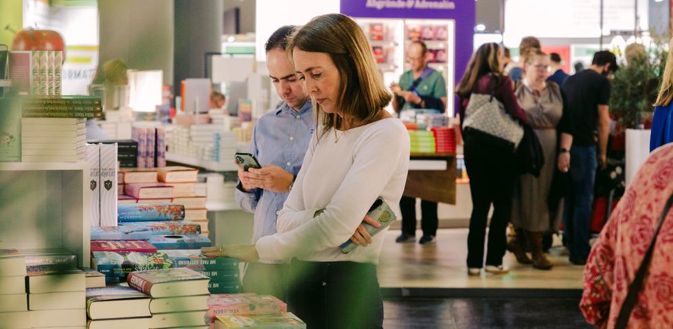 Besucher:innen am Er&ouml;ffnungstag der Frankfurter Buchmesse. - Bild: FBM