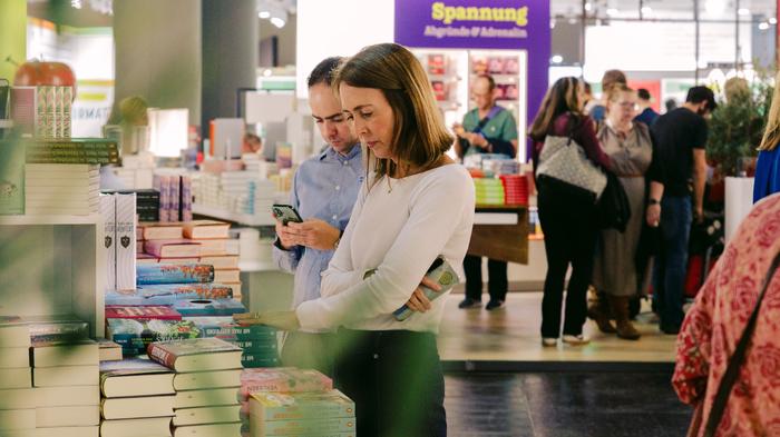 Besucher:innen am Er&ouml;ffnungstag der Frankfurter Buchmesse. - Bild: FBM