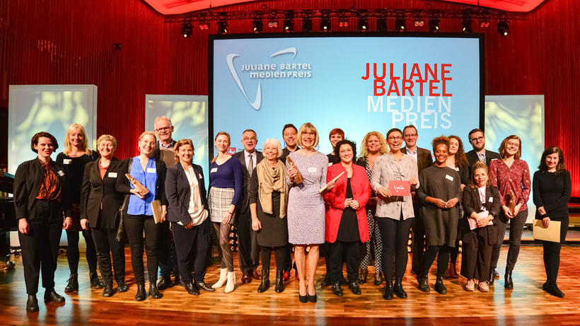 Gruppenfoto der feierlichen Übergabe der Preise im Landesfunkhaus in Hannover. - Bild: Tom Figiel 