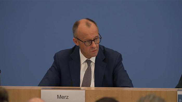 Merz meint: Alleinerziehende M&uuml;tter sollen mehr arbeiten (Bild: Livestream Bundespressekonferenz)