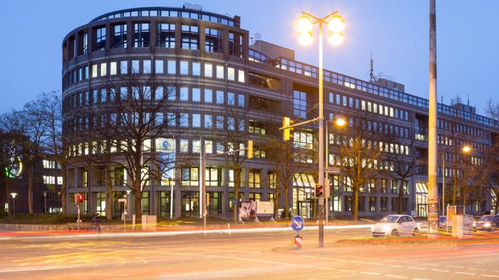 Das zuk&uuml;nftige Geb&auml;ude des Kultusministeriums an der Hans-B&ouml;ckler-Allee in Hannover. Der Umzug soll bis 2027 abgeschlossen sein. - Bild: wikimedia.org / Christian A. Schr&ouml;der