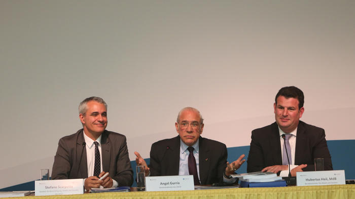 OECD-Direktor für Arbeit, Stefano Scarpetta, mit OECD-Generalsekretär Angel Gurría und Bundesarbeitsminister Hubertus Heil (v.l.) bei der Vorstellung des OECD-Berichts. - Bild: zwd