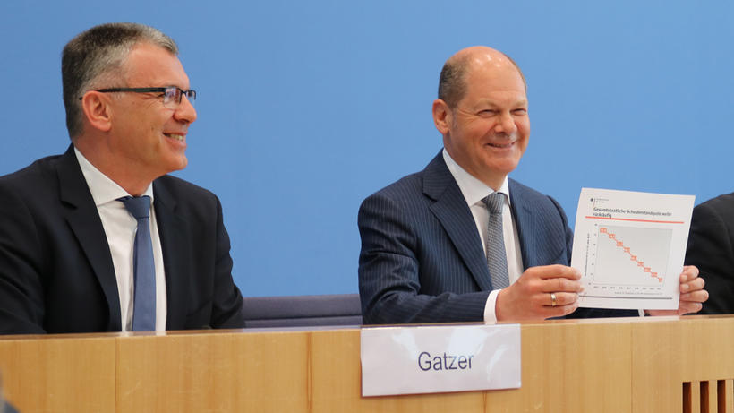 Stellte den Haushaltsplan 2018 am 2. Mai in der Bundespressekonferenz gemeinsam mit Staatssekretär Werner Gatzer vor: Finanzminister Olaf Scholz (SPD, rechts). - Bild: zwd