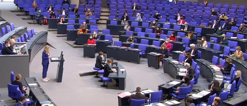Josephine Ortleb (SPD/MdB) bei der Begründung des Gesetzentwurfs (Bild: Bundestag.de)