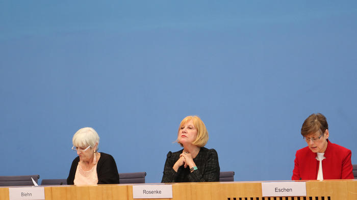 Erika Biehn, Werena Rosenke und Barbara Eschen auf der Pressekonferenz zum Schattenbericht der Nationalen Armutskonferenz - Bild: zwd