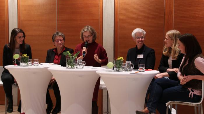 Die Diskussionsrunde: Nicole Bauer (FDP), Cornelia Möhring (Die LINKE), Moderatorin Dr. Anja Nordmann (Geschäftsführerin Deutscher Frauenrat), Ulle Schauws (Bündnis 90/Die Grünen), Josephine Ortleb (SPD) und Yvonne Magwas (CDU/CSU), v.l.n.r. - Bild: zwd