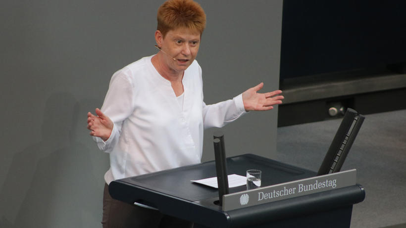 Bundestagsvizepräsidentin Petra Pau (Linke) lobte in ihrer Rede den Antrag der Koalitionsfraktionen. - Bild: zwd