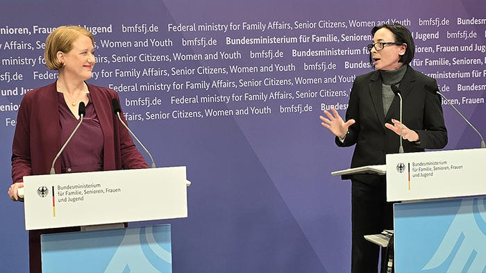 Ministerin Paus und die Kommissionsvorsitzende Prof.in Kreyenfeld (Bild: zwd)