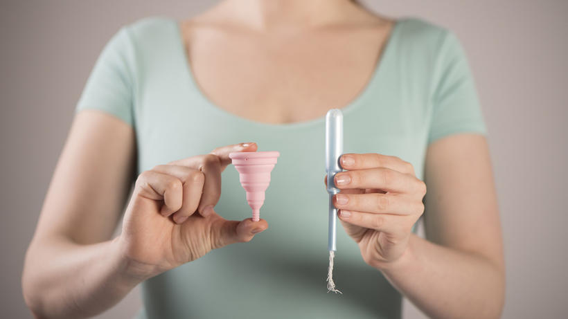 Tampons, Binden, Menstruationstassen: Mehrkosten, die frau (noch) zu leisten hat. - Bild: Pixabay / PatriciaMoraleda