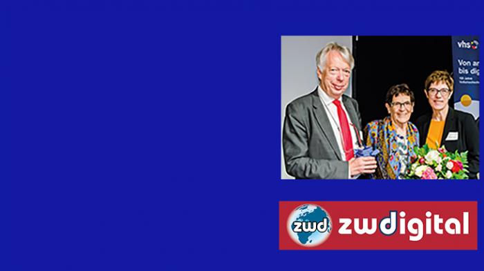 Rita S&uuml;&szlig;muth mit DVV-Ehrervorsitzender Rossmann und DVV-Pr&auml;sidentin Kramp-Karrenbauer auf der DVV-Mitgliederversammlung 2019 | Bildquelle: Homepage DVV, Fotograf Christian Mayer, Weimar