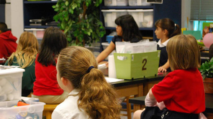 Kinder lernen in der Grundschule. - Bild: PxHere