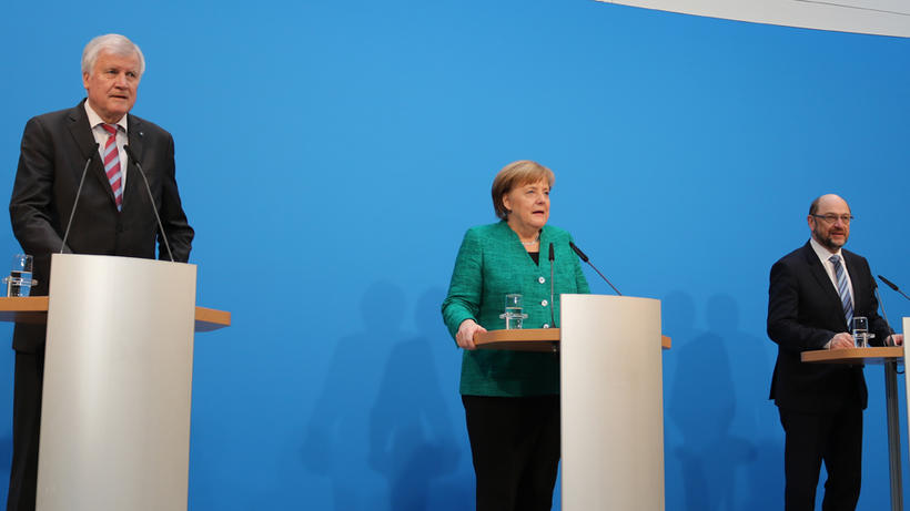 Horst Seehofer (CSU), Angela Merkel (CDU) und Martin Schulz (SPD, v.l.n.r.). - Bild: zwd 