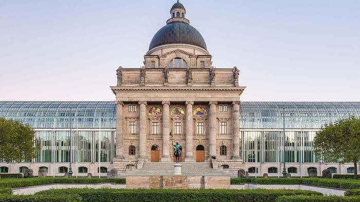 Die bayerische Staatskanzlei in München. - Bild: Julian Herzog, CC-BY 4.0