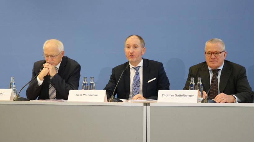 Stellten den MINT-Herbstreport 2018 vor: Michael Stahl (Gesamtmetall), Prof. Axel Plünnecke (IW Köln) und Thomas Sattelberger (MINT Zukunft schaffen, v.l.n.r.). - Bild: zwd
