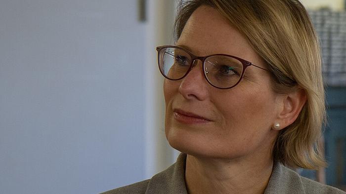 Justizministerin Hubig strebt ein Gesamtkonzept f&uuml;r Gewaltschutz an. - Bild: Wikimedia/ Olaf Kosinsky