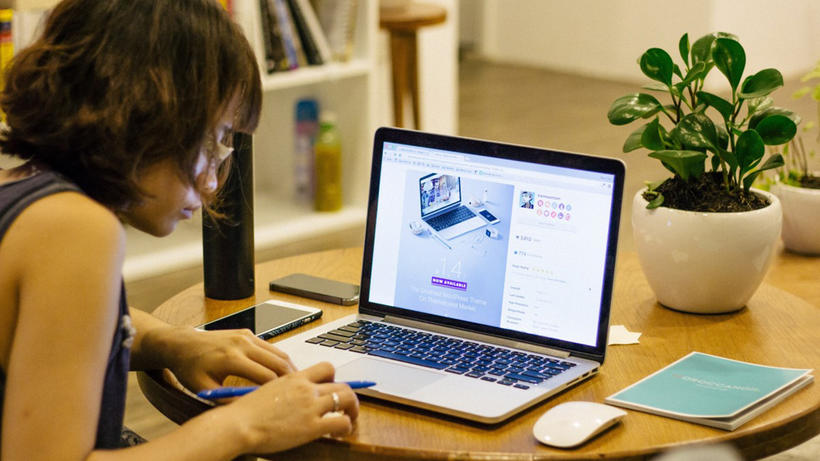 Studentin nutzt Online-Lernangebote - Bild: PxHere