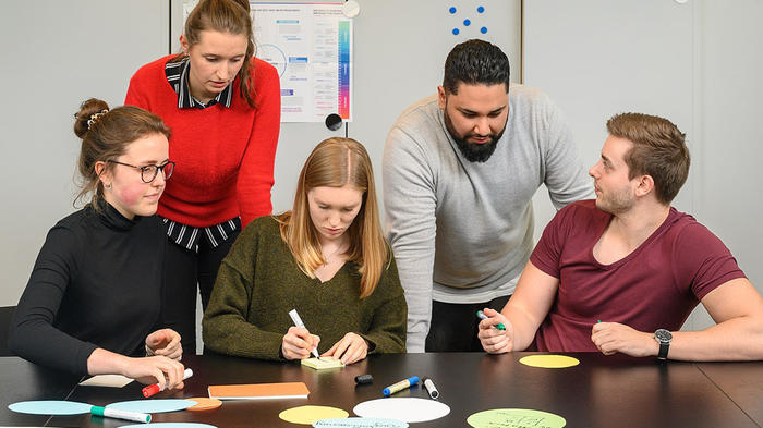 Studierende an einer Dualen Hochschule. - Bild: Wikimedia.org / Duale Hochschule